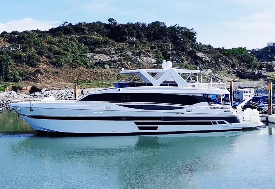 Yacht 1