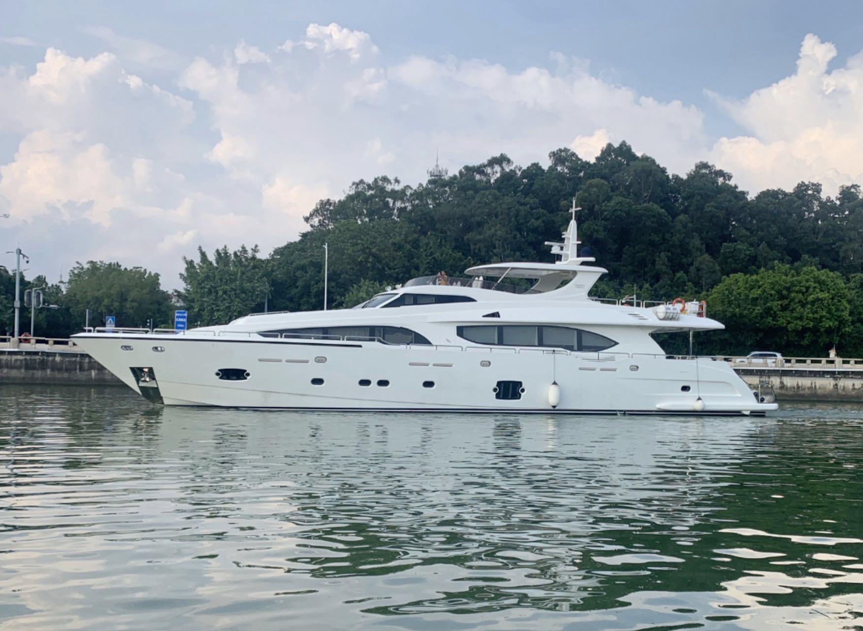 Yacht 1