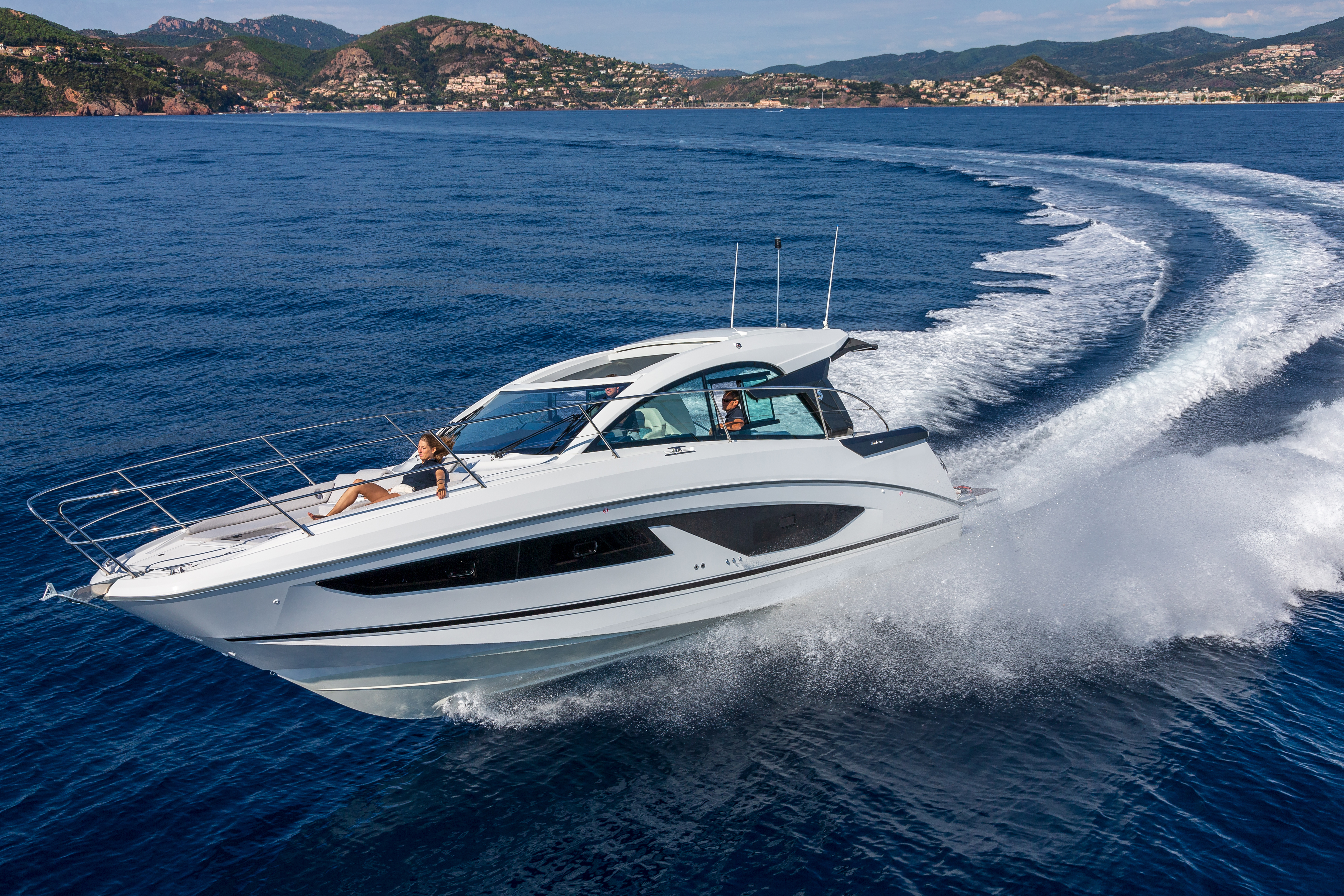beneteau motor boat